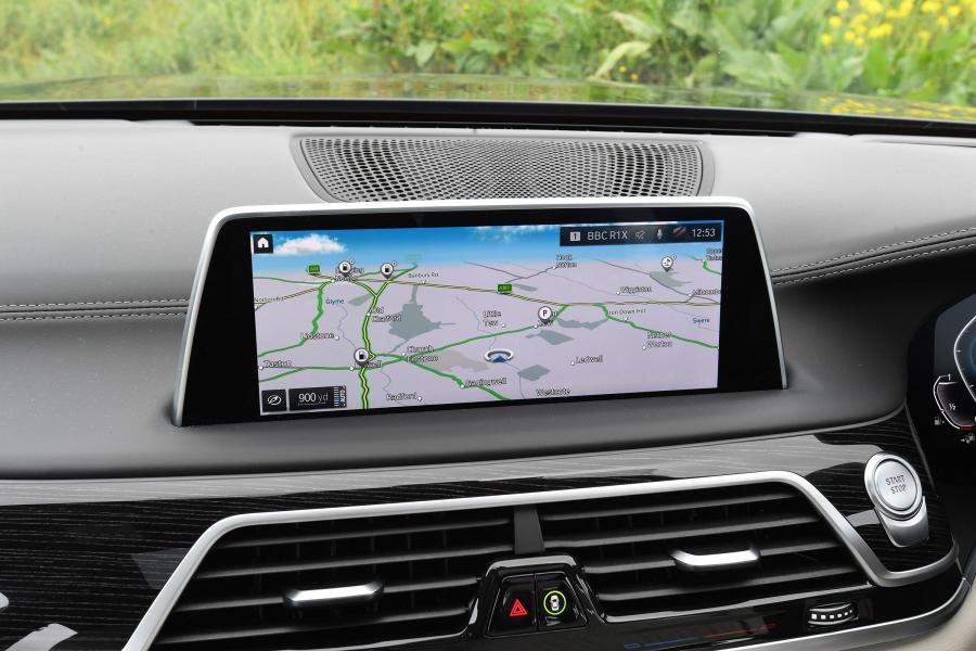 Детали интерьера BMW 745Le xDrive (G12) 2019 года  (UK) (фото 9 из 26)